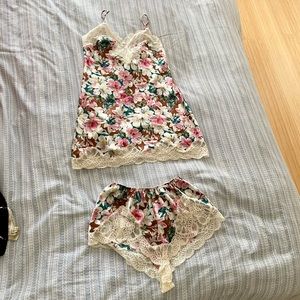 Oscar de la Renta lingerie chemise 2 piece set